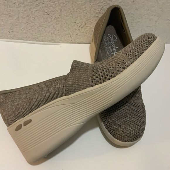 Skechers Pier Lite Slip Ons size 7/ 37 - Picture 2 of 9